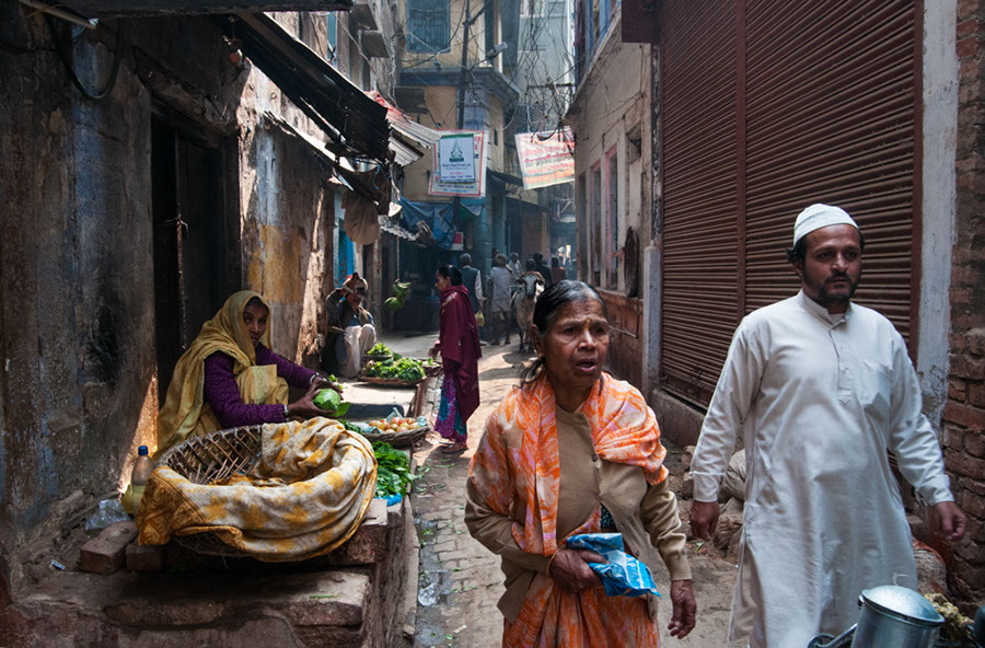 2090 - Varanasi, città vecchia, mercato