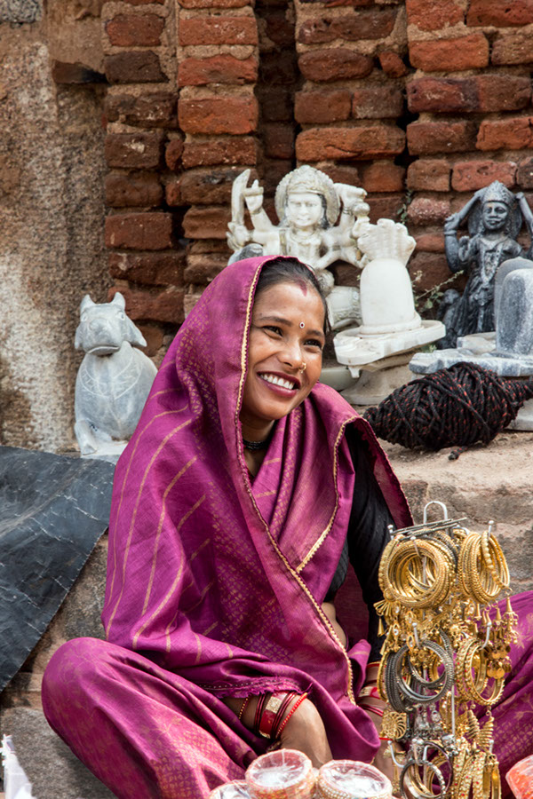 %_tempFileName38%20Orcha,%20Chaturbhuj%20Temple%20(venditrice%20di%20braccialetti)%